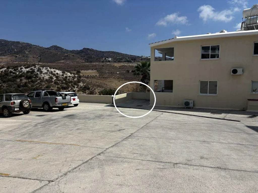 Private parking E001